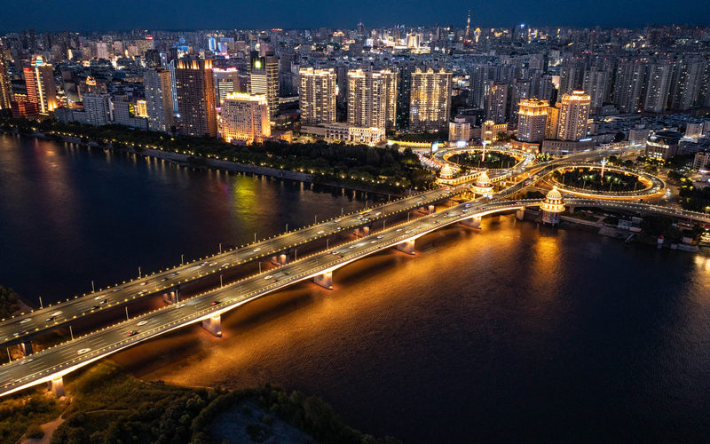 行進(jìn)中國(guó)丨璀璨松花江“點(diǎn)靚”夜經(jīng)濟(jì)